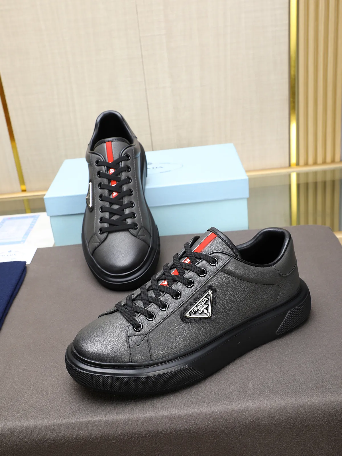 Men's shoes 💰460 Prada/Prada Men's new casual shoes, this upper is made of imported calfskin + sheep lining! The outside is decorated with the P family's classic metal triangle enamel logo, and the outsole is made of non-slip sports foam ultra-light outsole, which feels good on the feet and is a fashionable and fashionable item!  Size: 38-44 (45 customized)